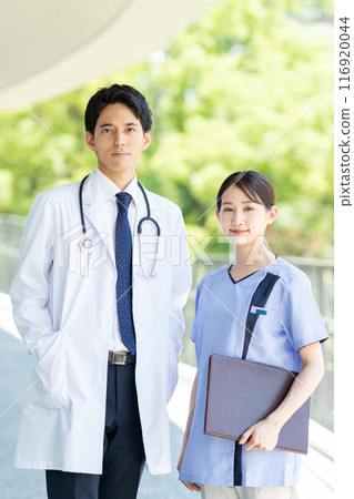 Young doctors and nurses working in hospitals 116920044