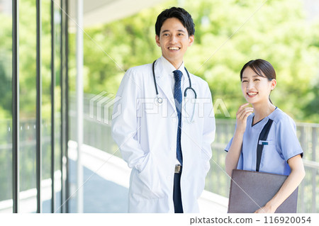 Young doctors and nurses working in hospitals 116920054