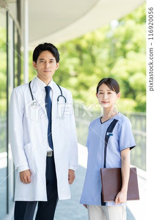 年輕的醫生和護士在醫院工作 116920056