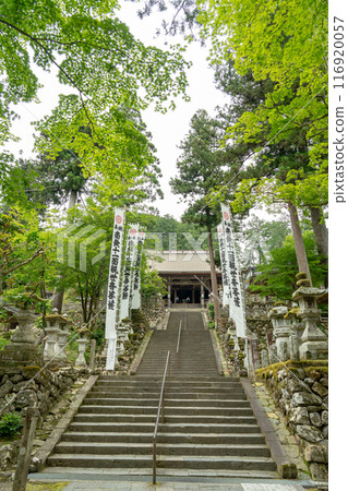 岐阜縣揖斐川町谷組山華嚴寺正殿的階梯,綠意盎然 岐阜縣揖斐川町谷組山華嚴寺正殿的階梯,綠意盎然 116920057