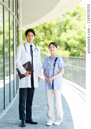 年輕的醫生和護士在醫院工作 116920058