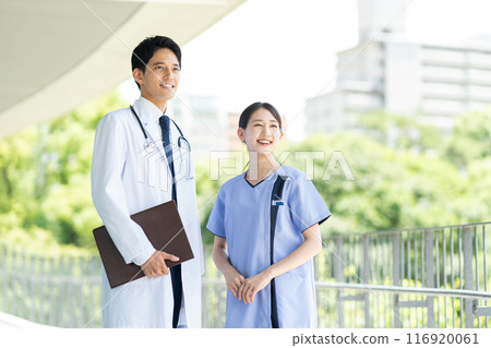 Young doctors and nurses working in hospitals Young doctors and nurses working in hospitals 116920061