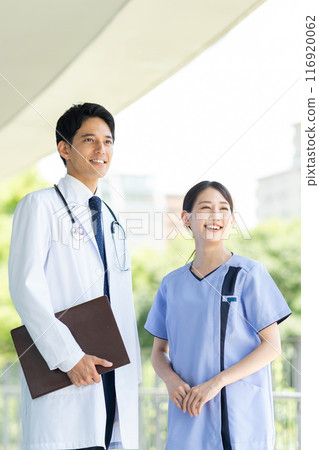 Young doctors and nurses working in hospitals 116920062