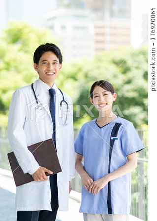 Young doctors and nurses working in hospitals Young doctors and nurses working in hospitals 116920065
