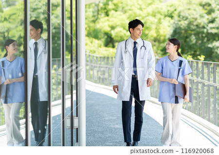 Young doctors and nurses working in hospitals 116920068