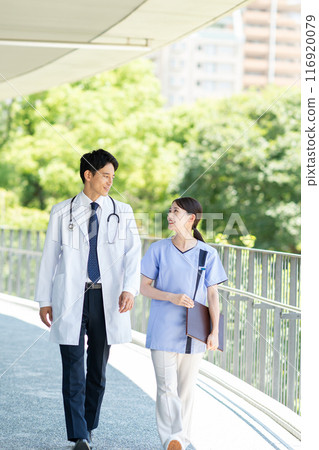 Young doctors and nurses working in hospitals 116920079