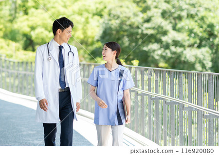 Young doctors and nurses working in hospitals 116920080