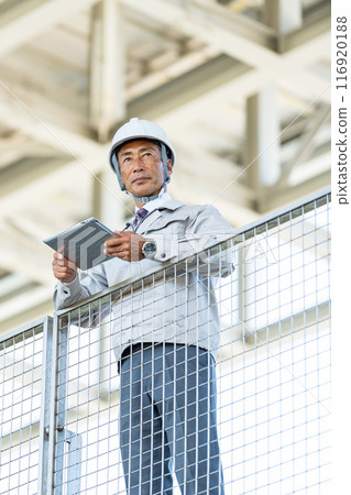 Senior man in work clothes 116920188