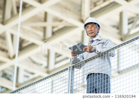 穿著工作服的老人 116920194