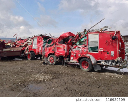 東日本大地震兩年後。急救車受損 東日本大地震兩年後。急救車受損 116920509