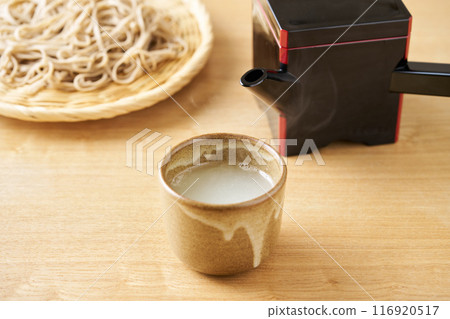 將蕎麥湯倒入茶杯中 將蕎麥湯倒入茶杯中 116920517