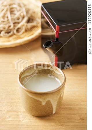 將蕎麥湯倒入茶杯中 116920518