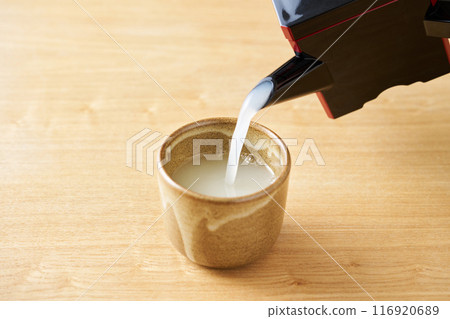 將蕎麥湯倒入茶杯中 116920689