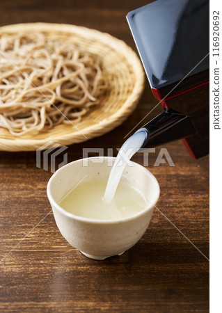 將蕎麥湯倒入茶杯中 116920692