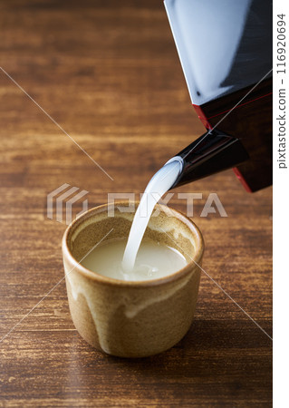 Pour the soba soup into a teacup Pour the soba soup into a teacup 116920694
