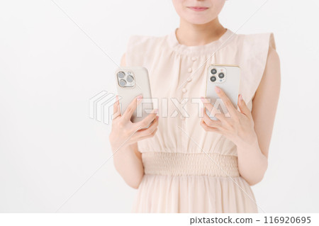 年輕女子的手，有兩部智慧型手機 116920695