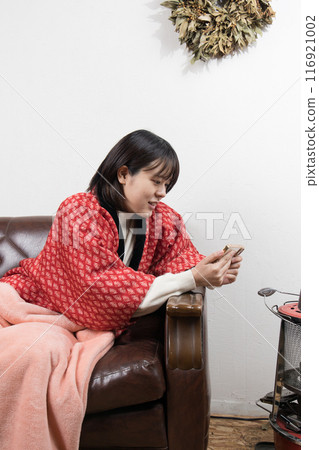 冬天：女人在房間裡看智慧型手機 116921002