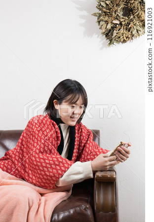 冬天：女人在房間裡看智慧型手機 116921003