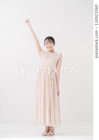 一個性格開朗的女士扮演膽量姿勢 116921060