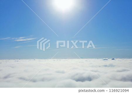 Chiba prefecture Autumn blue sky and sea of clouds (scenery from Kanoyama Kujukutani Observation Park) 116921094