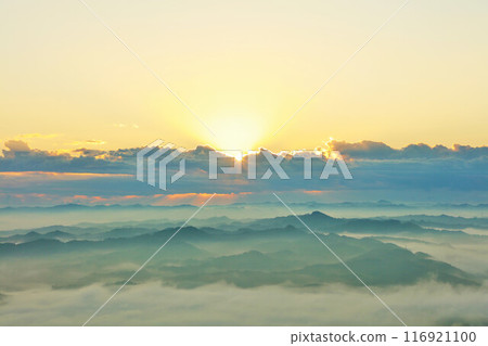 千葉縣秋天的雲海和黎明的光（鹿山九十九谷觀察公園的景色） 116921100
