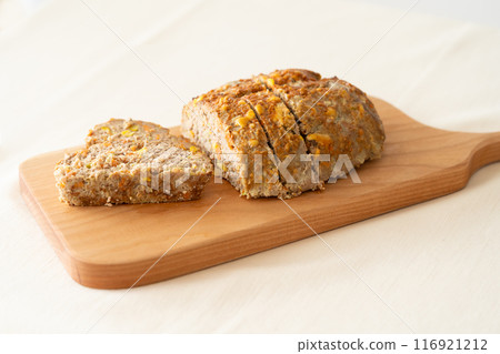 肉餅配蔬菜和木切板 116921212