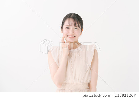 一個 20 多歲的女人摸著臉頰 116921267