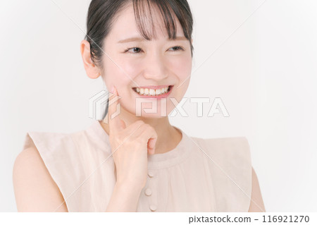 一個 20 多歲的女人摸著臉頰 116921270