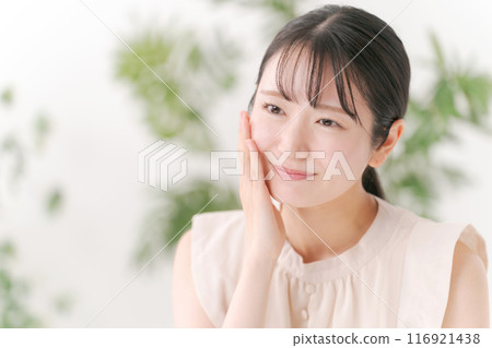 一名年輕女子正在做皮膚護理 116921438