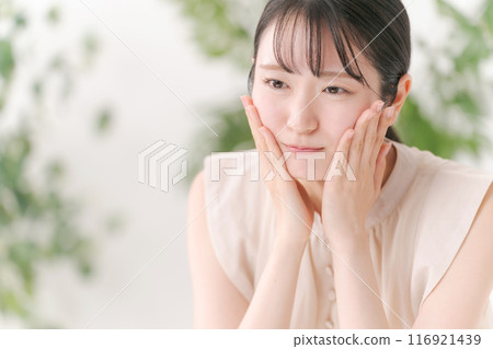 一名年輕女子正在做皮膚護理 一名年輕女子正在做皮膚護理 116921439