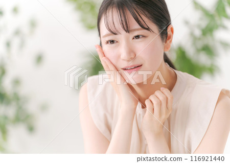 一名年輕女子正在做皮膚護理 116921440