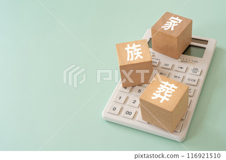 帶有家庭葬禮字母的積木和計算器 116921510