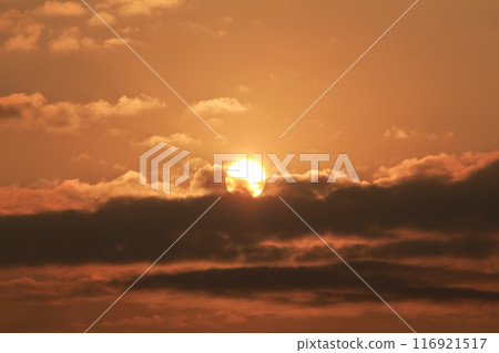 Tampilan close up matahari tersembunyi di balik fotografi awan 116921517