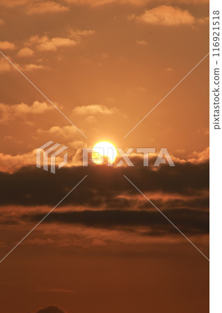 Tampilan close up matahari tersembunyi di balik fotografi awan 116921518