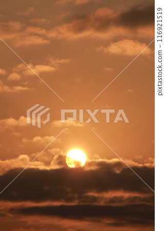 Tampilan close up matahari tersembunyi di balik fotografi awan 116921519