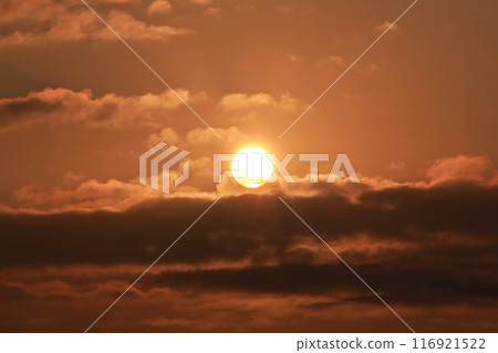 Tampilan close up matahari tersembunyi di balik fotografi awan 116921522