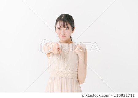 Smiling young woman pointing 116921711