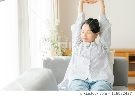 一位 30 多歲的女性在客廳放鬆 116922427