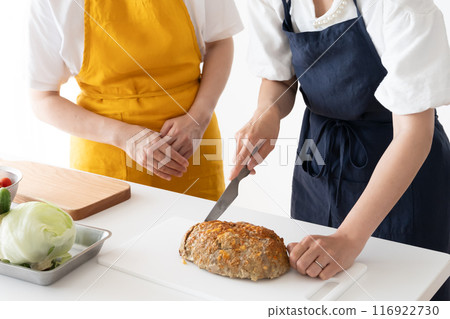 老師和學生在烹飪課教學 116922730