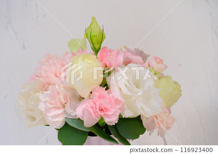 Light-coloured flower arrangement 116923400