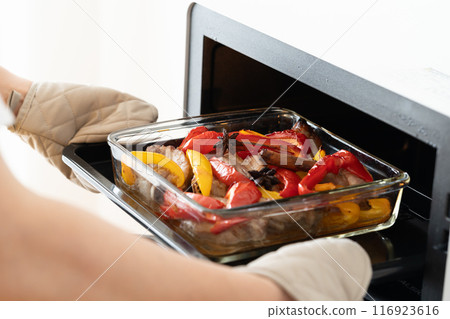 從烤箱中取出烤排骨和蔬菜。 116923616