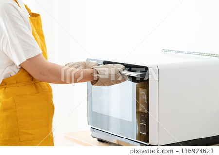 圍裙的女人打開微波爐 116923621