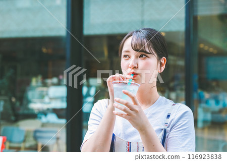 戶外少婦飲用水 116923838