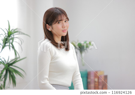 度假時在房間放鬆的年輕女子 1 116924126