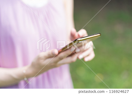 操作智能手機的女人 操作智能手機的女人 116924627