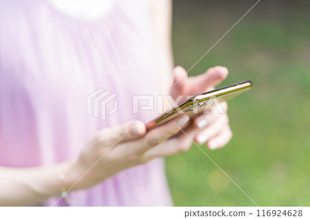 操作智能手機的女人 操作智能手機的女人 116924628