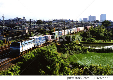 EF66109 container freight train running on the Tokaido Main Line in 2006 EF66109 container freight train running on the Tokaido Main Line in 2006 116925352