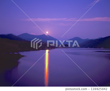 千疊寺湖的中秋月光灑滿湖面 千疊寺湖的中秋月光灑滿湖面 116925842