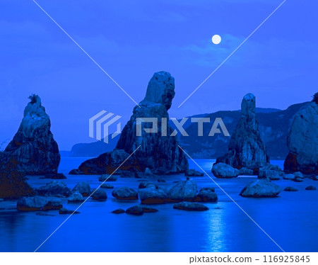 Hashiguiiwa Rocks (National Natural Monument) and the harvest moon ("Top 100 Sunrises in Japan"), "Yoshino-Kumano Quasi-National Park", Kushimoto, Higashimuro District, Wakayama Prefecture Hashiguiiwa Rocks (National Natural Monument) and the harvest moon ("Top 100 Sunrises in Japan"), "Yoshino-Kumano Quasi-National Park", Kushimoto, Higashimuro District, Wakayama Prefecture 116925845
