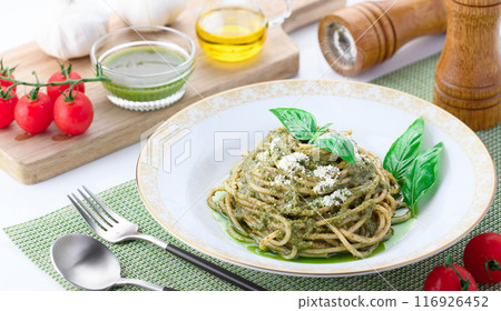 鮮綠色義大利麵配熱那亞羅勒 鮮綠色義大利麵配熱那亞羅勒 116926452